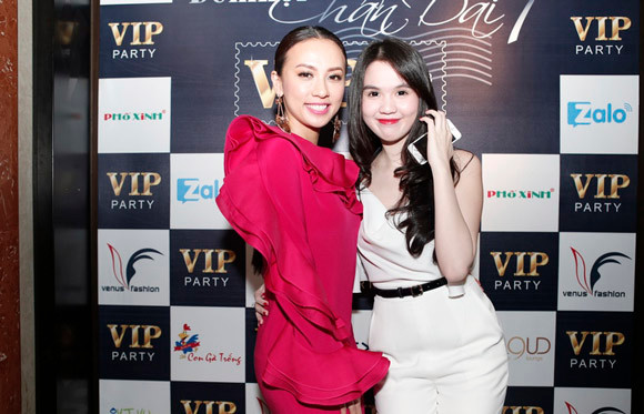 Ngọc Trinh khéo léo khoe vai trần đầy gợi cảm ảnh 5