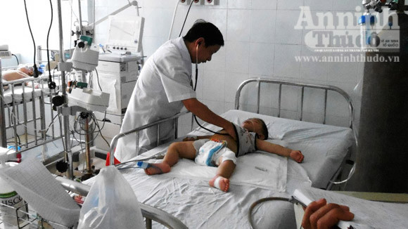 Cứu sống 2 cháu bé bị máu nhiễm độc ảnh 1