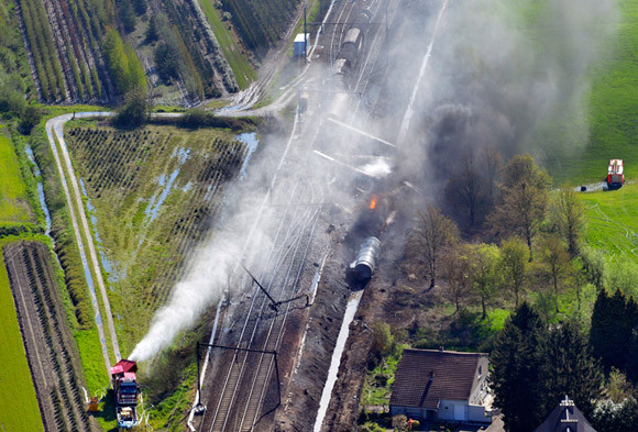Tàu hỏa chở hóa chất trật bánh, bốc cháy dữ dội ảnh 2