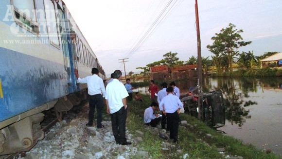 Chết máy, xe tải bị tàu Thống Nhất húc bay xuống ao ảnh 1