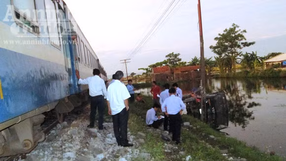 Chết máy, xe tải bị tàu Thống Nhất húc bay xuống ao ảnh 1