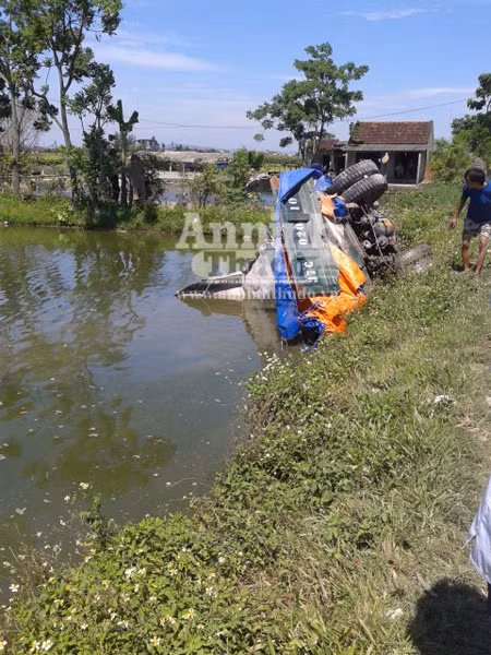 Chết máy, xe tải bị tàu Thống Nhất húc bay xuống ao ảnh 2