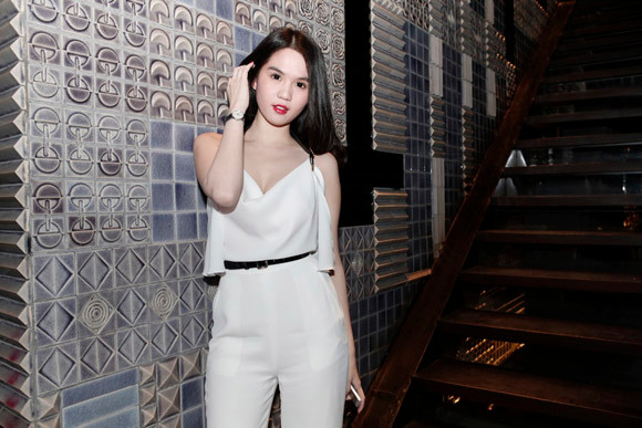 Ngọc Trinh khéo léo khoe vai trần đầy gợi cảm ảnh 2