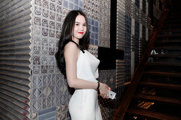 Ngọc Trinh khéo léo khoe vai trần đầy gợi cảm ảnh 1