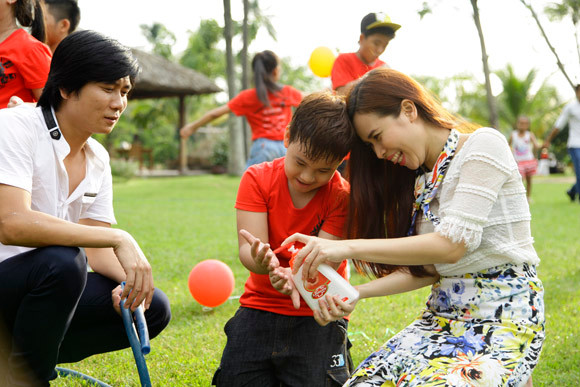 Vợ chồng Hồ Hoài Anh tung MV hot cùng thí sinh nhí ảnh 1