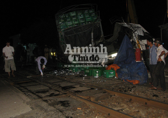 Ô tô mất phanh lao lên đường ray, bị tàu hỏa đâm trực diện ảnh 3