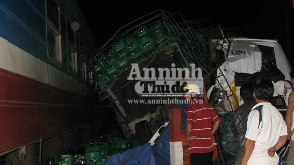 Ô tô mất phanh lao lên đường ray, bị tàu hỏa đâm trực diện ảnh 2