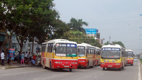 Tranh giành tuyến, xe buýt đỗ tràn đường gây ách tắc ảnh 1