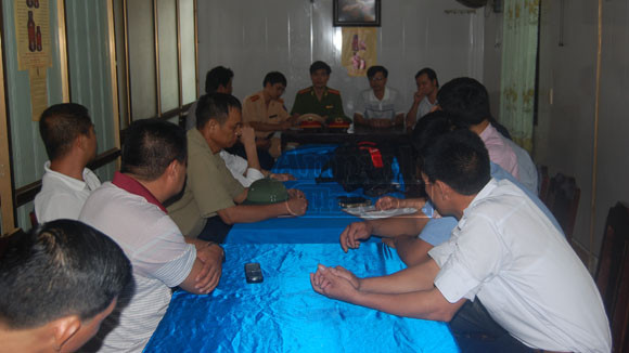 Tranh giành tuyến, xe buýt đỗ tràn đường gây ách tắc ảnh 2