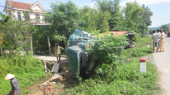 Mất lái, container chở hơn 100 xe máy lật "chổng vó" ảnh 1