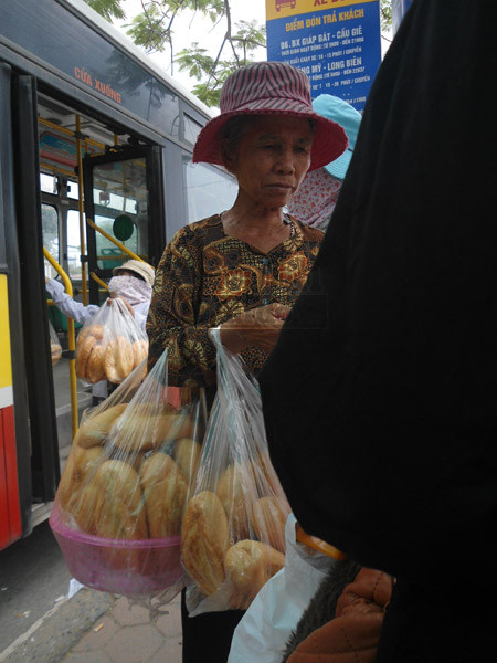 Bà lão 70 tuổi “sống nhờ” những ổ bánh mỳ ảnh 2