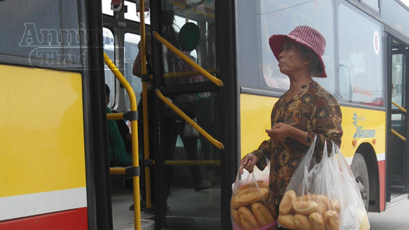 Bà lão 70 tuổi “sống nhờ” những ổ bánh mỳ ảnh 1