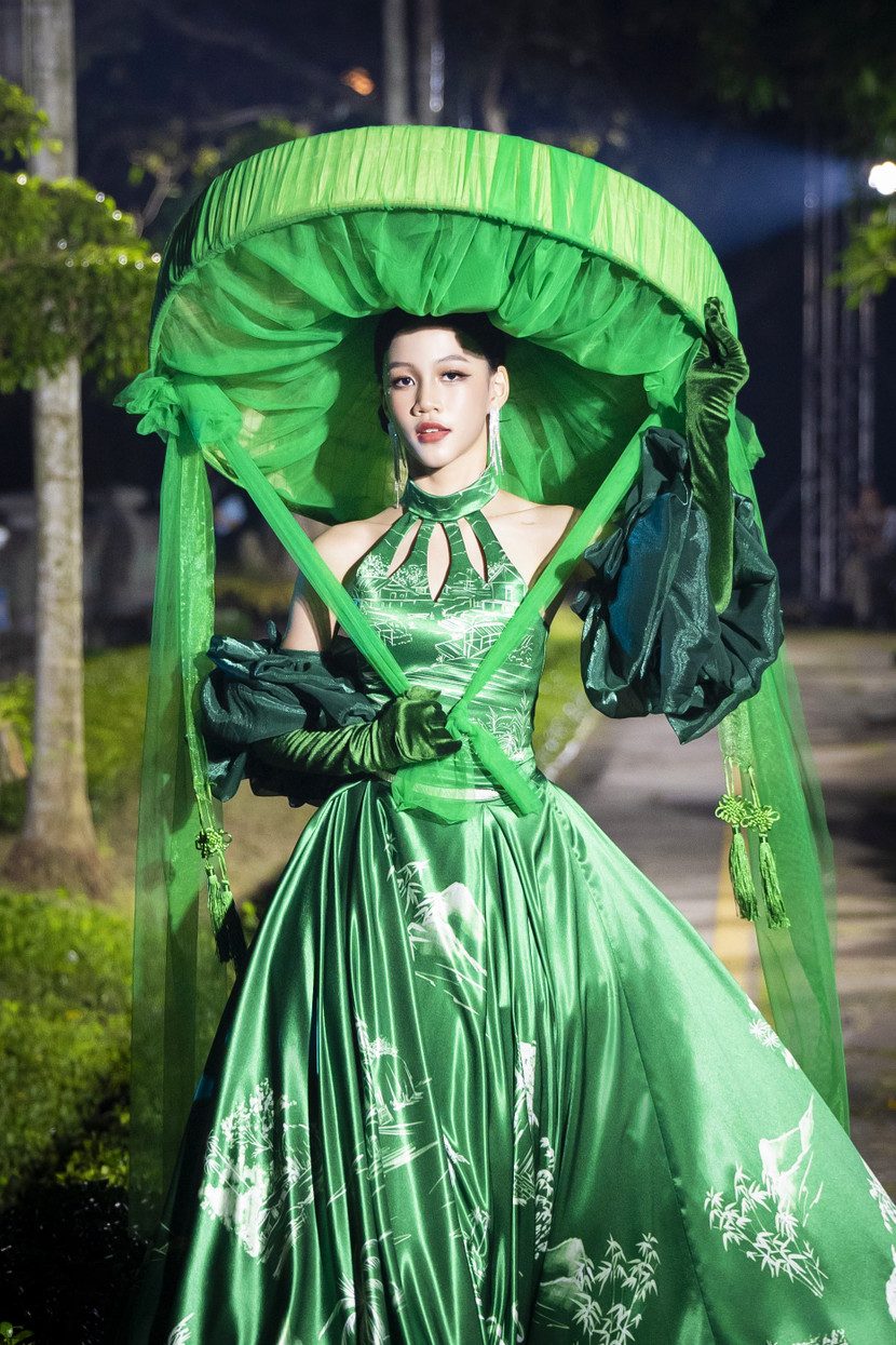 Hải Phương gây ấn tượng khi xuất hiện trên sàn diễn thời trang