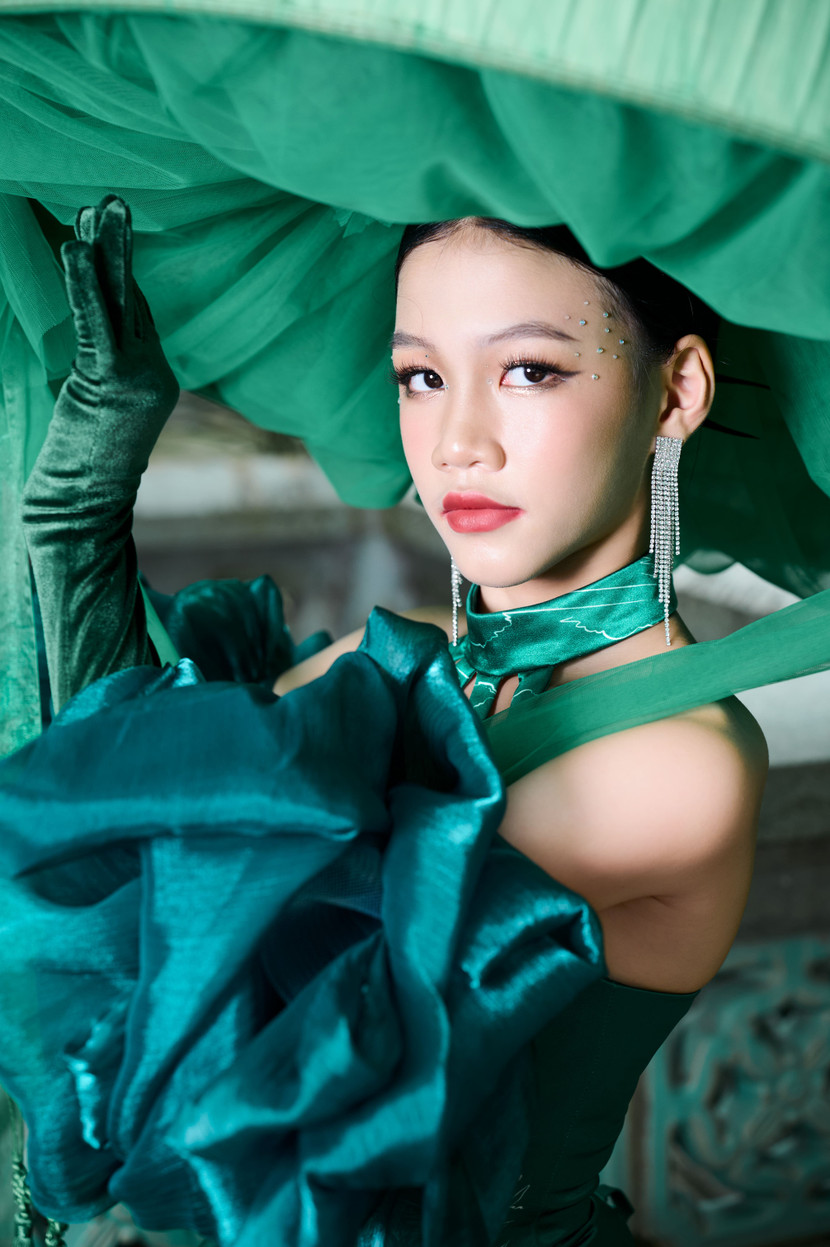 Vẻ đẹp "lai" của Hải Phương