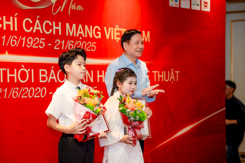 Dù là thí sinh nhỏ tuổi nhất cuộc thi nhưng Diệp Chi lại khiến ban tổ chức bất ngờ trước khả năng tư duy, cách viết cùng góc nhìn chân thực và sâu sắc Dù là thí sinh nhỏ tuổi nhất cuộc thi nhưng Diệp Chi lại khiến ban tổ chức bất ngờ trước khả năng tư duy, cách viết cùng góc nhìn chân thực và sâu sắc