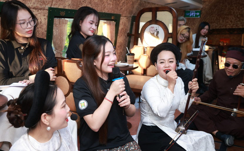 Các thí sinh giao lưu với các nghệ sĩ hát xẩm trên đoàn tàu văn hóa du lịch