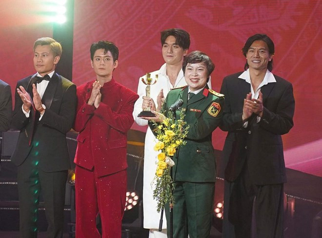 "Mưa đỏ" của Điện ảnh Quân đội Nhân dân giành giải Bông Sen Vàng tại hạng mục phim truyện điện ảnh "Mưa đỏ" của Điện ảnh Quân đội Nhân dân giành giải Bông Sen Vàng tại hạng mục phim truyện điện ảnh