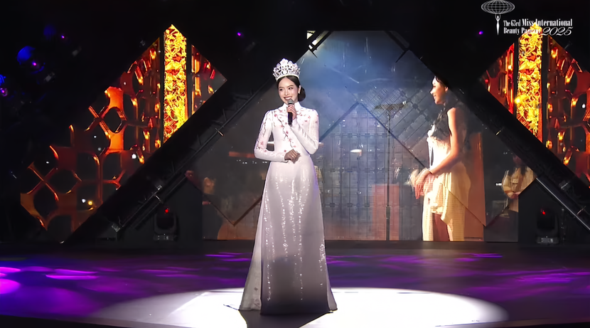 Khoảnh khắc trước khi Hoa hậu Thanh Thủy chuyển giao vương miện cho người đẹp kế nhiệm