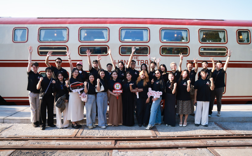 Các thí sinh cùng nhau trải nghiệm hoạt động khám phá không gian văn hóa Thăng Long và quê hương Kinh Bắc trên đoàn tàu du lịch văn hoá “Hà Nội 5 Cửa Ô – The Hanoi Train”