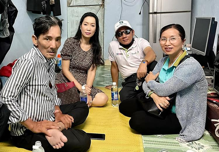 Trịnh Kim Chi và bạn bè đến thăm và trao tiền các nhà hảo tâm hỗ trợ Thương Tín tại căn phòng trọ của anh vào dịp tháng 3-2021