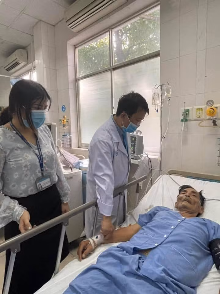 Hình ảnh Thương Tín bị đột quỵ và được đưa vào viện cấp cứu cách đây 8 tháng Hình ảnh Thương Tín bị đột quỵ và được đưa vào viện cấp cứu cách đây 8 tháng