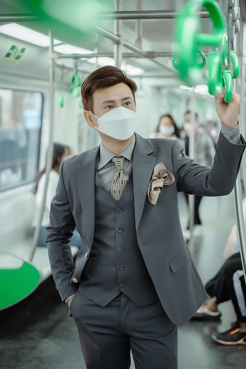 Ưng Đại Vệ trải nghiệm tàu điện Cát Linh - Hà Đông khi ra Hà Nội công tác Ưng Đại Vệ trải nghiệm tàu điện Cát Linh - Hà Đông khi ra Hà Nội công tác