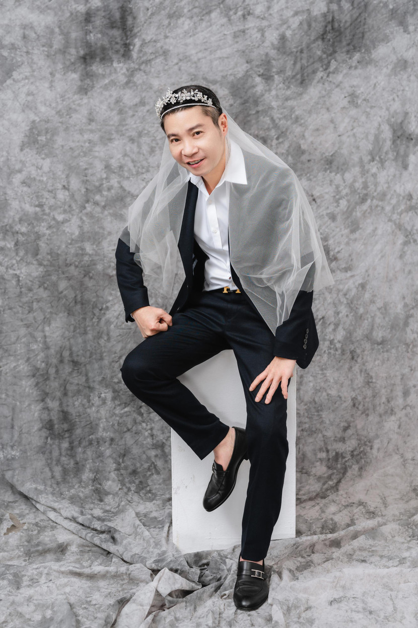 Hình ảnh điệu đà quen thuộc của "cô Đẩu" trong chương trình "Táo Quân" được NSND Công Lý không quên tái hiện trong bộ ảnh cưới của mình. Hình ảnh điệu đà quen thuộc của "cô Đẩu" trong chương trình "Táo Quân" được NSND Công Lý không quên tái hiện trong bộ ảnh cưới của mình.