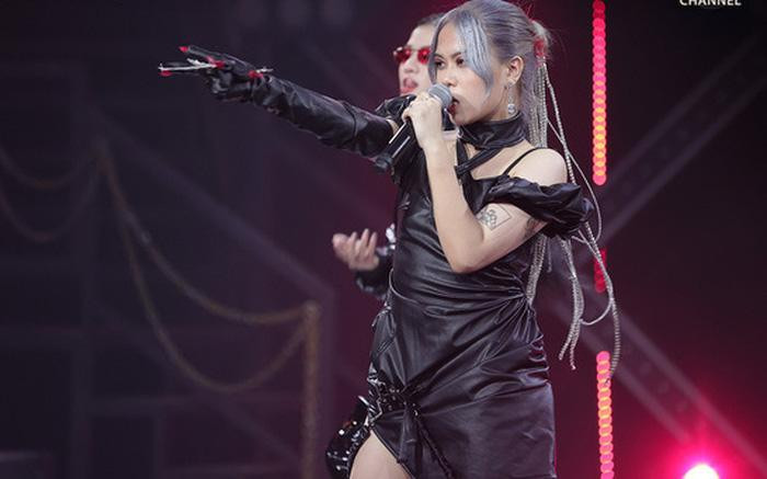 Rapper Tlinh tham gia trình diễn trong chương trình