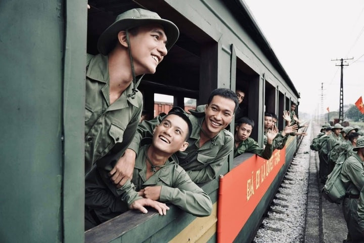 Cảnh trong phim "Mưa đỏ"