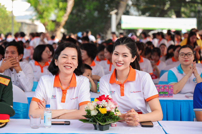 Hoa khôi Vũ Hương Giang cùng Phó Chủ tịch Hội LHPN Việt Nam Nguyễn Thị Minh Hương tại lễ phát động giải chạy