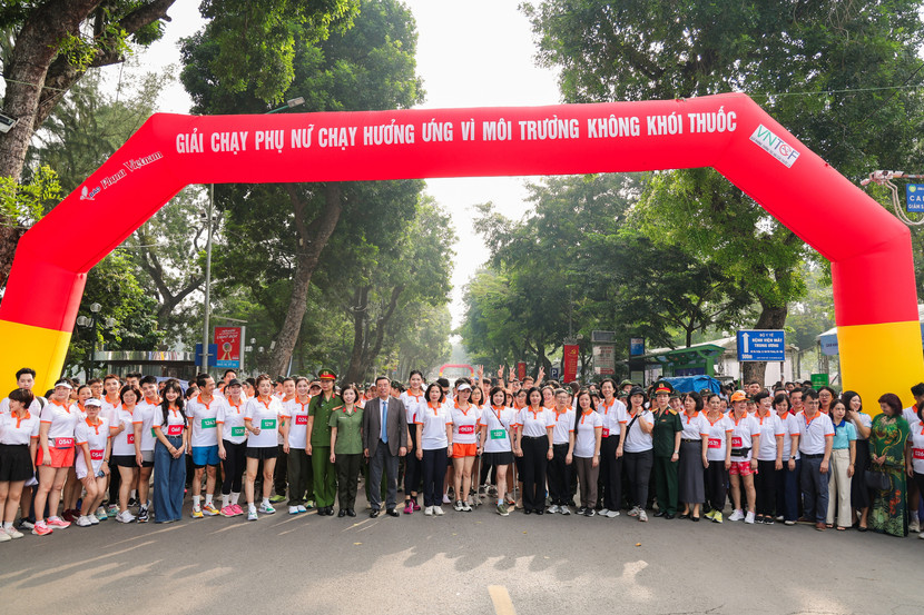 Hoa khôi Vũ Hương Giang cùng các đại biểu, nghệ sĩ và hơn 1.000 vận động viên tham gia giải chạy