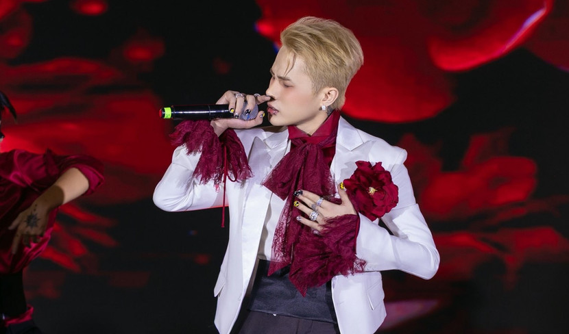 Jack trên sân khấu chương trình tối 16-10-2025 tại Hà Nội và bị chỉ trích vì mang ca khúc có ca từ bị cho là phản cảm lên sân khấu