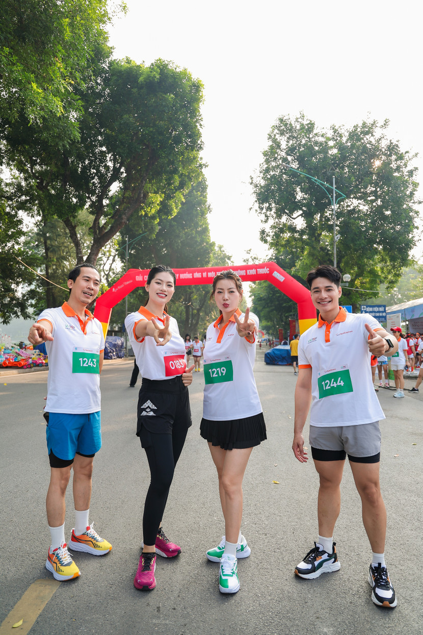 Hoa khôi Vũ Hương Giang cùng diễn viên Thanh Hương, đạo diễn Huy Lio, MC – ca sĩ Bùi Phúc Anh trước giờ chạy