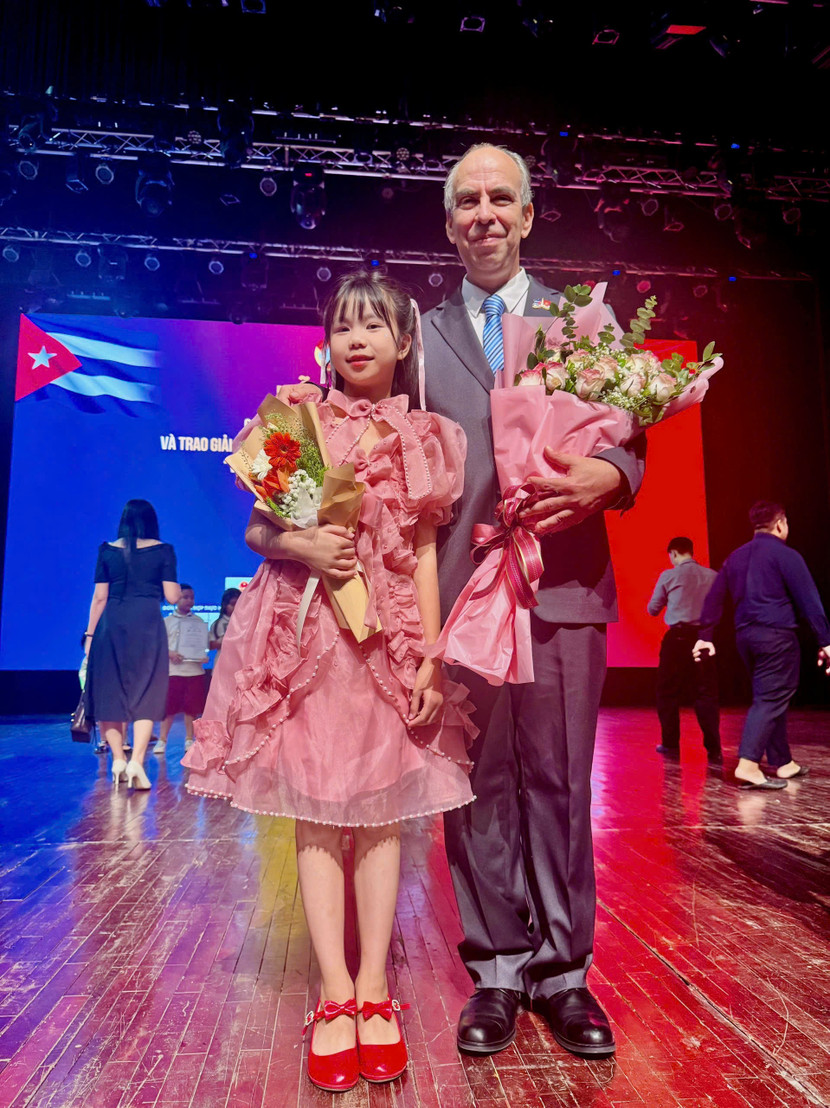 Trâm Anh lưu lại hình ảnh kỷ niệm cùng Đại sứ đặc mệnh toàn quyền nước Cộng hòa Cuba tại Việt Nam Rogelio Polanco Fuentes