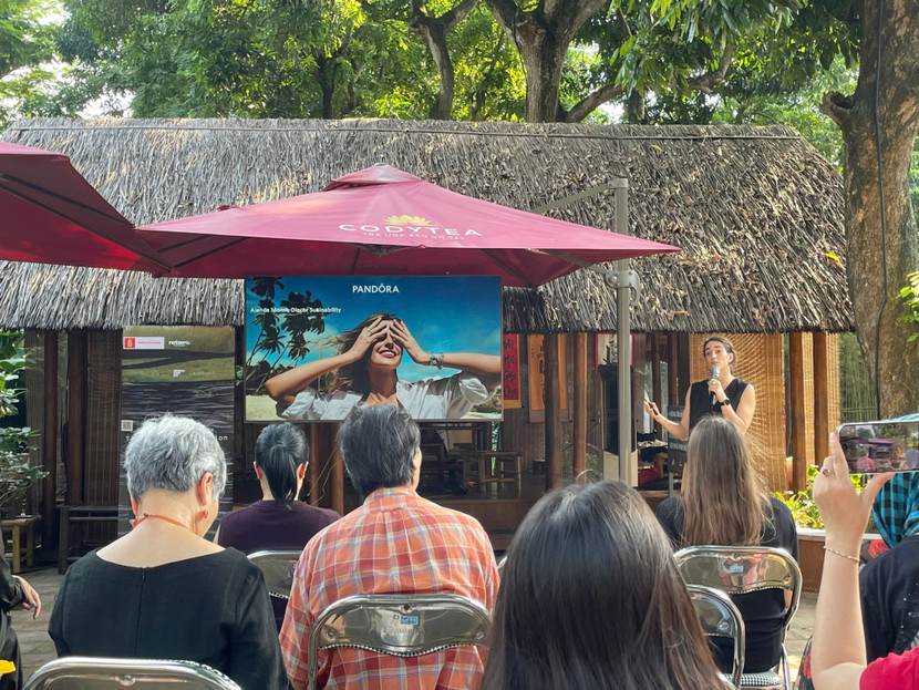 Bà Alexandra Mornet trình bày chiến lược chuyển đổi xanh và tầm nhìn phát triển bền vững của thương hiệu toàn cầu