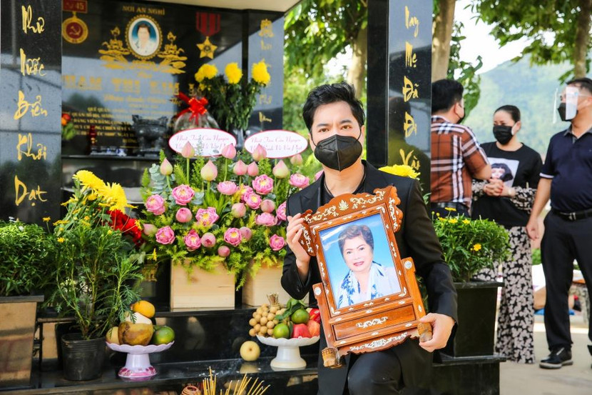 Ngọc Sơn xót xa ôm di ảnh của mẹ Ngọc Sơn xót xa ôm di ảnh của mẹ