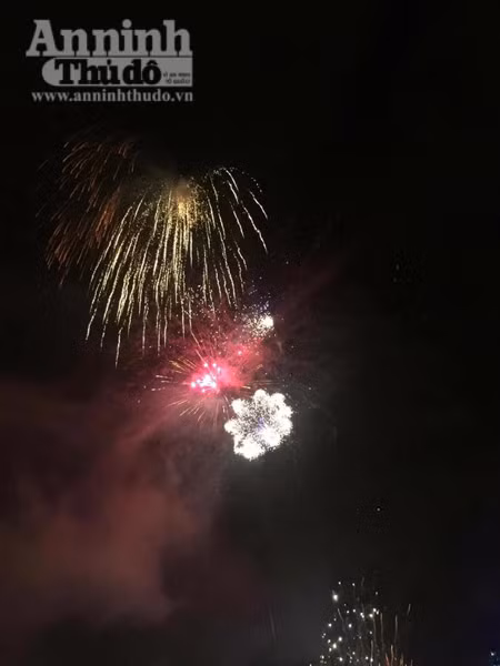 Không khí hân hoan chào đón năm mới 2016 trên khắp mọi miền Tổ quốc ảnh 42