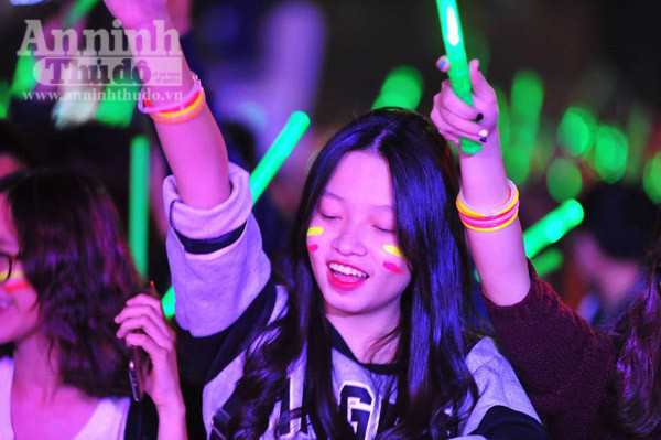 Không khí hân hoan chào đón năm mới 2016 trên khắp mọi miền Tổ quốc ảnh 30