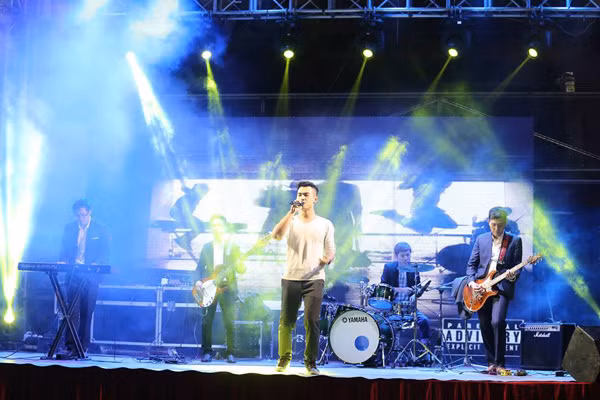 Không khí hân hoan chào đón năm mới 2016 trên khắp mọi miền Tổ quốc ảnh 37