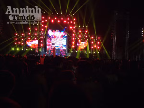 Không khí hân hoan chào đón năm mới 2016 trên khắp mọi miền Tổ quốc ảnh 32