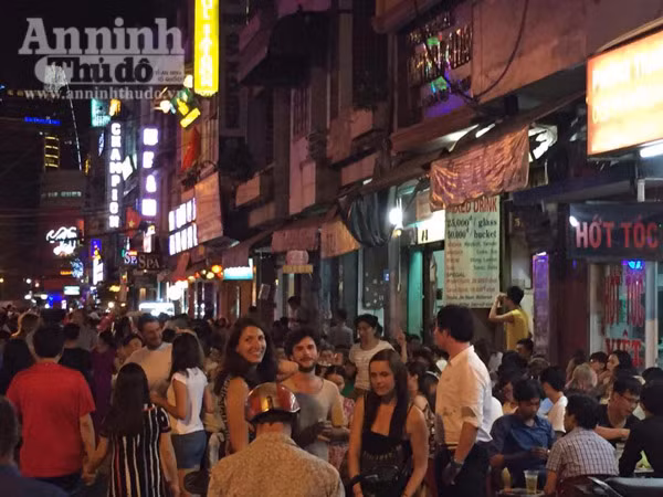 Không khí hân hoan chào đón năm mới 2016 trên khắp mọi miền Tổ quốc ảnh 38