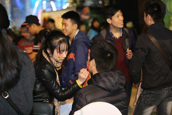 Không khí hân hoan chào đón năm mới 2016 trên khắp mọi miền Tổ quốc ảnh 35