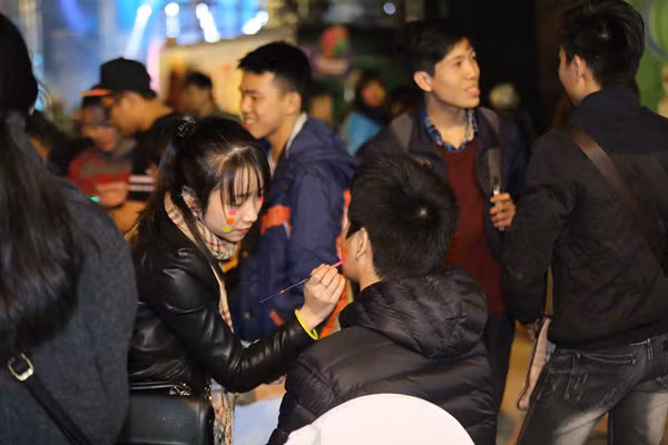 Không khí hân hoan chào đón năm mới 2016 trên khắp mọi miền Tổ quốc ảnh 35