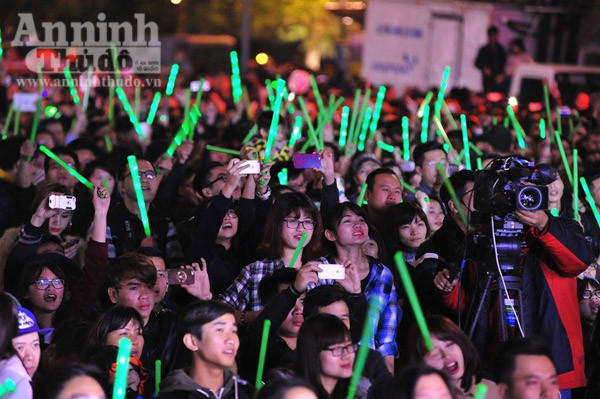 Không khí hân hoan chào đón năm mới 2016 trên khắp mọi miền Tổ quốc ảnh 28