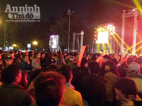 Không khí hân hoan chào đón năm mới 2016 trên khắp mọi miền Tổ quốc ảnh 31