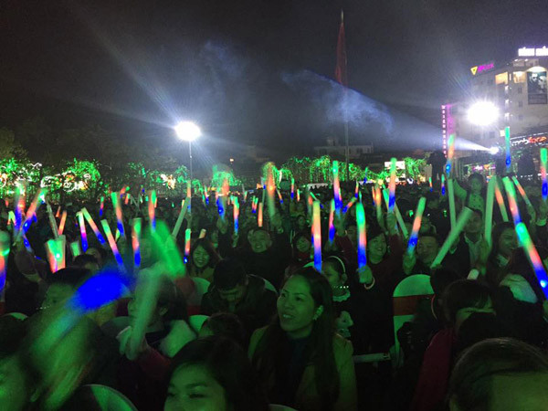 Không khí hân hoan chào đón năm mới 2016 trên khắp mọi miền Tổ quốc ảnh 54