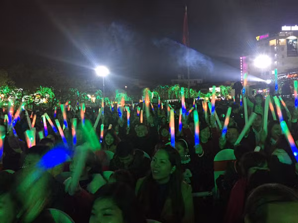 Không khí hân hoan chào đón năm mới 2016 trên khắp mọi miền Tổ quốc ảnh 54