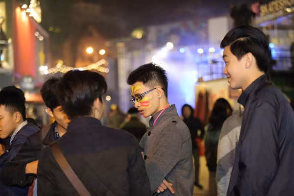 Không khí hân hoan chào đón năm mới 2016 trên khắp mọi miền Tổ quốc ảnh 36