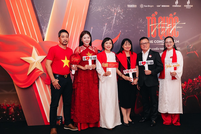 Đạo diễn Nhân Sơn (ngoài cùng bên phải) đảm nhận vai trò tổ chức sản xuất của bộ phim "Tổ quốc trong tim: The Concert Film" Đạo diễn Nhân Sơn (ngoài cùng bên phải) đảm nhận vai trò tổ chức sản xuất của bộ phim "Tổ quốc trong tim: The Concert Film"