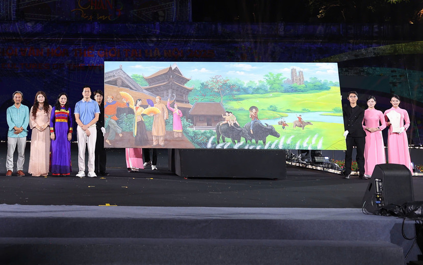 Bức tranh khổ lớn ‘’Điệu chèo cổ và tiếng sáo diều trên cánh đồng vàng’’ của hoạ sĩ Ngô Bá Hoàng được đấu giá thành công với số tiền lên tới 1 tỷ đồng